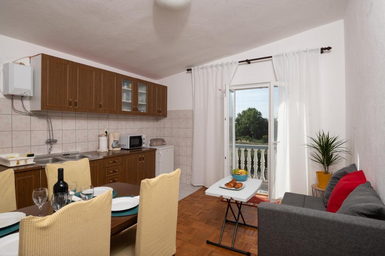 Marina'S Apartments Ražanac Buitenkant foto