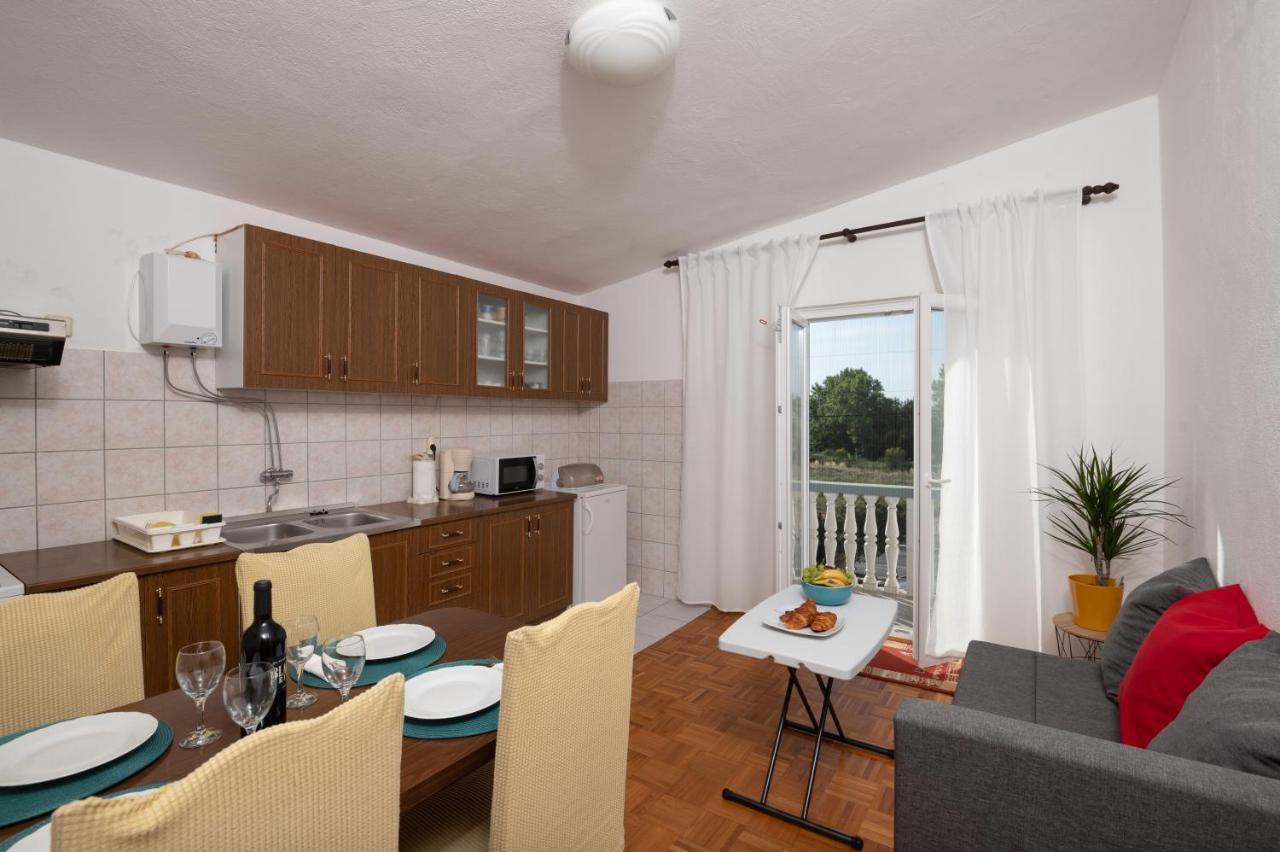 Marina'S Apartments Ražanac Buitenkant foto