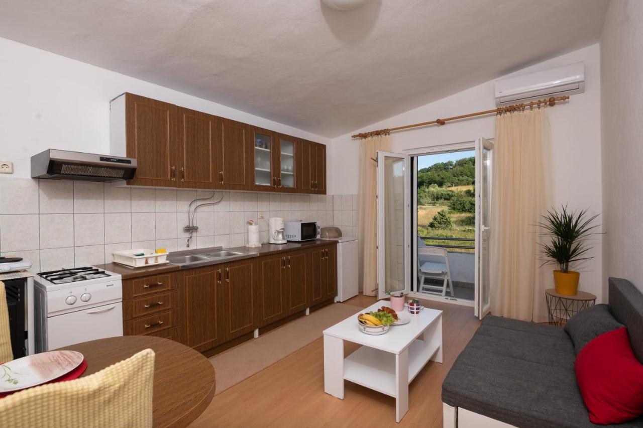 Marina'S Apartments Ražanac Buitenkant foto