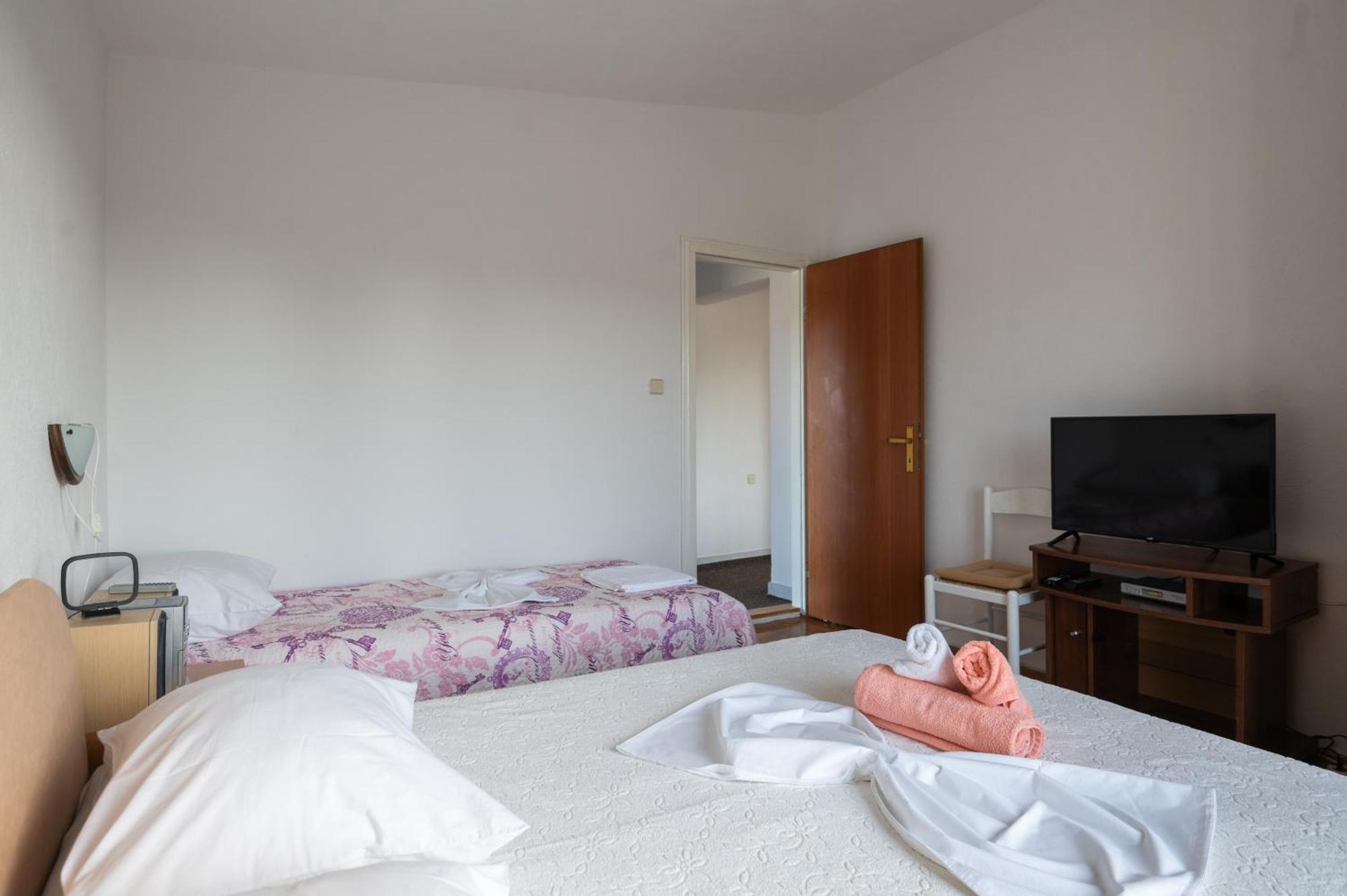 Marina'S Apartments Ražanac Kamer foto